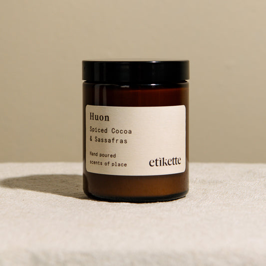 Etikette "Huon" Spiced Cocoa & Sassafras Candle